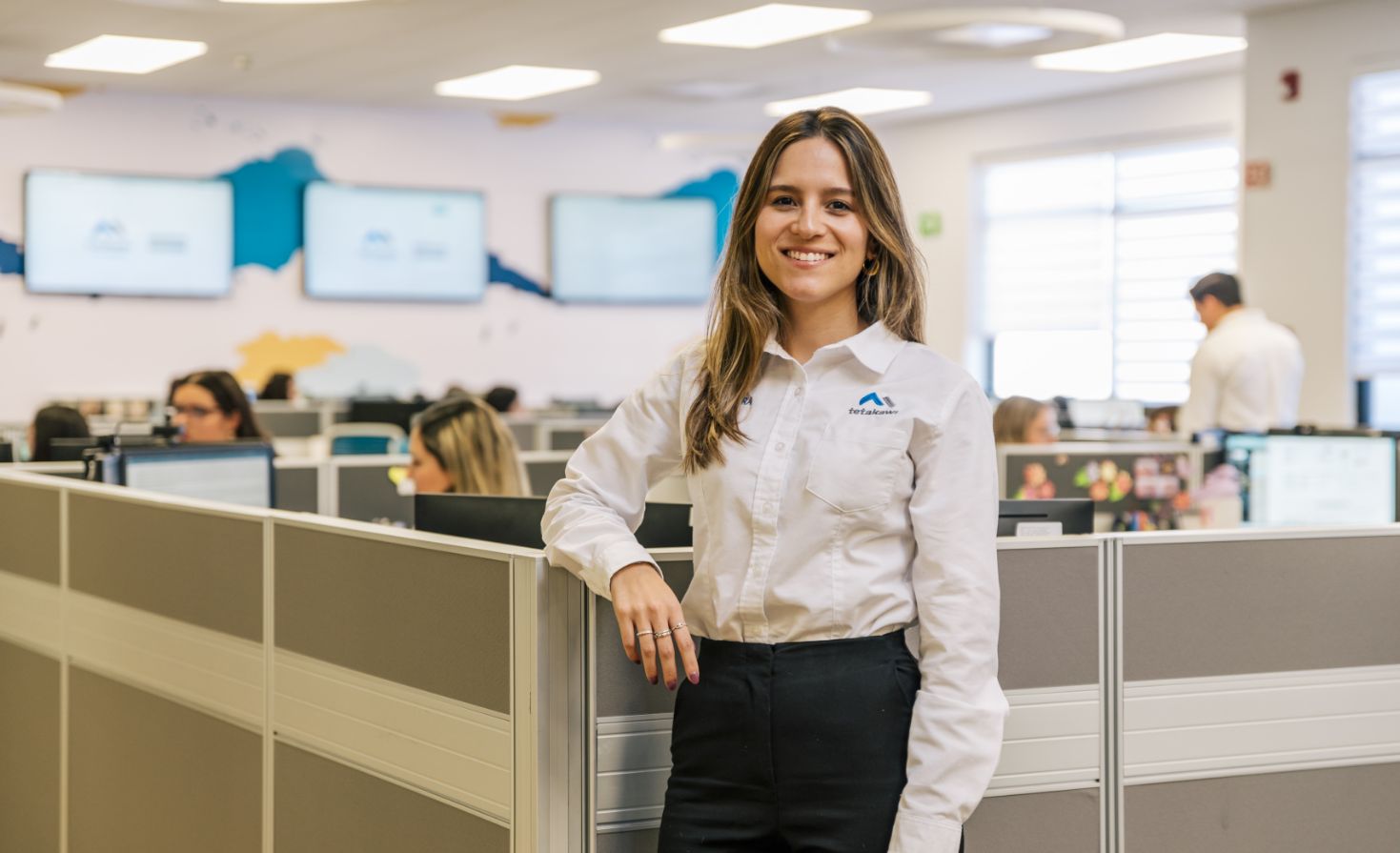 Tetakawi HR professional smiling in a modern office environment, representing employment administration services in Mazatlán, Mexico.