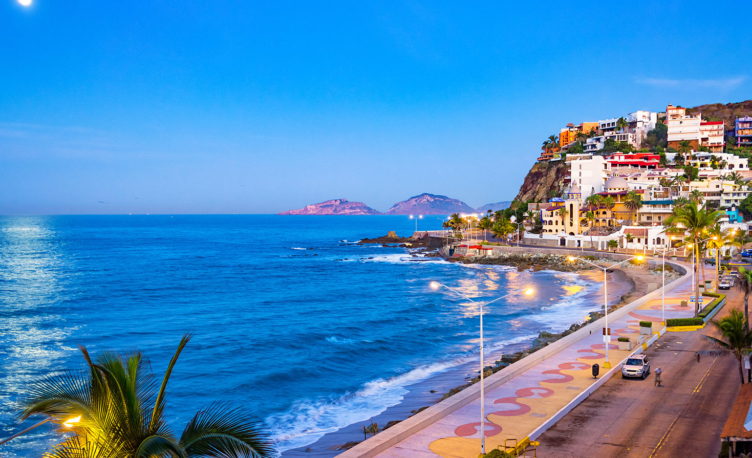 Coastal view of Mazatlán’s Malecón, highlighting the city’s infrastructure and quality of life.